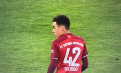 Sao Bayern gây cười vì mặc áo có tên đồng đội