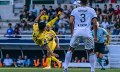 Quang Hải tung người volley trong trận đá chính đầu tiên tại Ligue 2