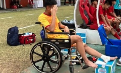 Thủ môn U16 Việt Nam ngồi xe lăn sau trận gặp Thái Lan