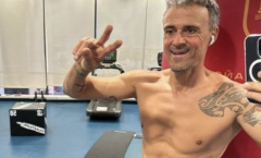 HLV trưởng tuyển Tây Ban Nha khoe cơ bắp ở tuổi 52