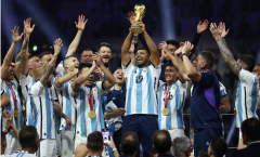 Aguero bị chế giễu khi nâng cúp vô địch thế giới cùng tuyển Argentina