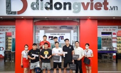 Nhâm Mạnh Dũng cùng đồng đội sở hữu iPhone 13 Pro Max tại Di Động Việt sau khi vô địch Sea Games 31