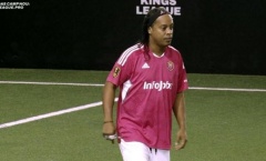 Ronaldinho từ chối chạy sút phạt đền khi đá sân 7