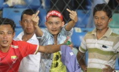 Thua nghiệt ngã, CĐV Myanmar giơ 'ngón tay thối' về phía ĐT Việt Nam