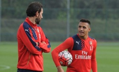 Pires chất vấn Sanchez về hợp đồng mới với Arsenal