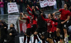Leao đưa AC Milan lên đỉnh Serie A