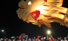 Đà Nẵng: Cầu Rồng kẹt cứng, người dân mở hội ăn mừng U23 Việt Nam vô địch
