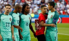 Ronaldo lại “đốn tim” NHM vì hành động đẹp với fan nhí