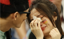 CĐV Đức bật khóc khi đội bóng bị loại khỏi World Cup