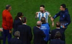 Messi cực chiến, lao đến BHL Hà Lan để chế giễu Van Gaal