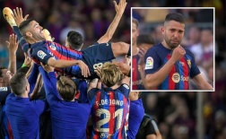 Alba bật khóc và được các ngôi sao Barcelona an ủi