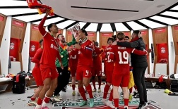 Van Dijk dẫn đầu cuộc ăn mừng điên cuồng của Liverpool