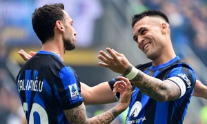 Hành động hiếm thấy của 2 cầu thủ Inter Milan