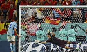 Siêu thủ môn cản 2 penalty, Tây Ban Nha thành nạn nhân cơn địa chấn