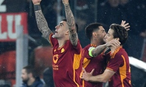 Hình ảnh rơi nước mắt trong trận thắng của Roma