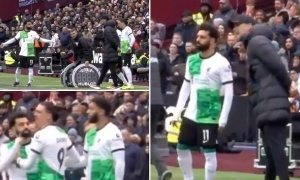 Salah gây sốc khi 'bật' Klopp ngay trên sân