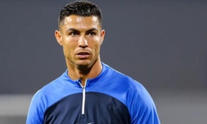 Tại sao Ronaldo chỉ bị treo giò 1 trận sau pha thúc còi chỏ?