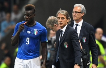 HLV tuyển Ý kêu thiếu tiền đạo, Balotelli mỉa mai
