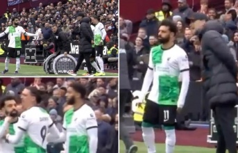 Salah gây sốc khi 'bật' Klopp ngay trên sân