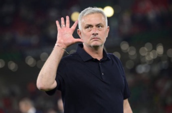 Bàn tay 5 ngón và biểu cảm 'mặt lạnh như tiền' của Mourinho