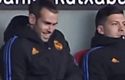  Hazard không được tung vào sân, Bale gật gù cười 