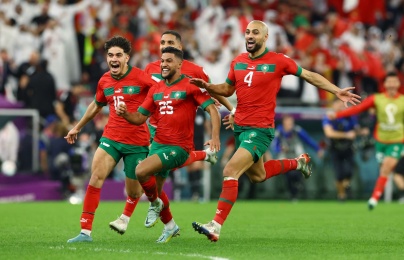  CĐV Morocco vỡ òa khi đội nhà vào tứ kết World Cup 