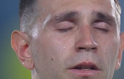  Emiliano Martinez bật khóc trong trận giao hữu 