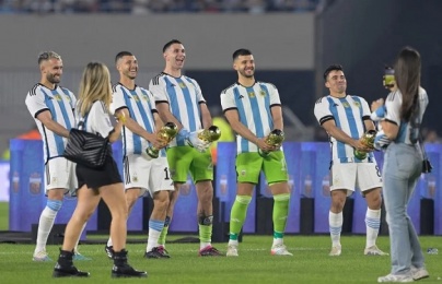  Nhận cúp vô địch, dàn sao Argentina lặp lại 
