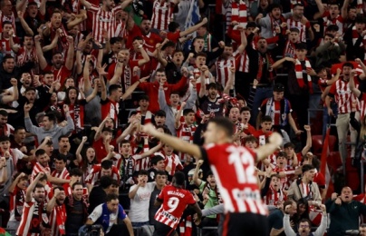  CĐV Bilbao ném tiền giả xuống sân để chế nhạo Barca 