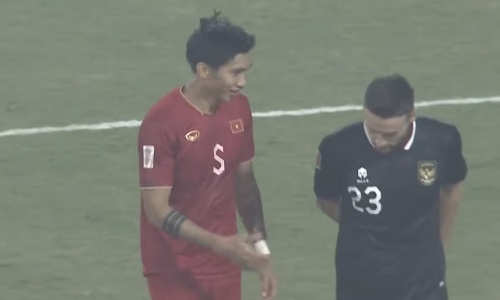 Cầu thủ Indonesia từ chối bắt tay Văn Hậu|ltd bd aff cup 2020