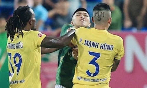Hậu vệ TP.HCM bị thẻ đỏ vì đấm cầu thủ Nam Định | Bóng Đá