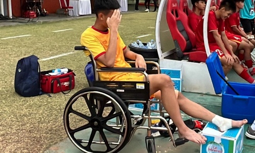 Thủ môn U16 Việt Nam ngồi xe lăn sau trận gặp Thái Lan | Bóng Đá