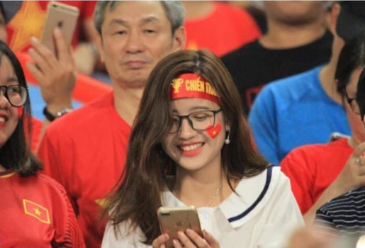 Lộ diện hotgirl 'kính cận' hút hồn NHM trong trận Việt Nam - Malaysia
