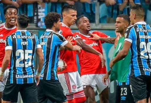 SỐC! Đấm nhau đầy bạo lực, 2 ông lớn Brazil nhận 8 thẻ đỏ