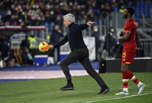 Mourinho phá vỡ im lặng về chiếc thẻ đỏ chế nhạo trọng tài