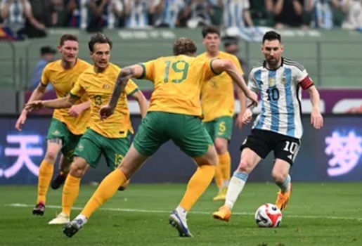 Messi gây choáng giữa vòng vây tuyển Úc