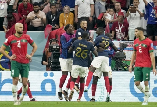 Giroud thoát y, cùng tuyển Pháp mở tiệc vào chung kết World Cup