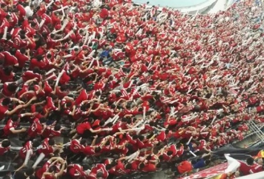 Fan MU Trung Quốc nhuộm đỏ khán đài ở trận gặp Dortmund