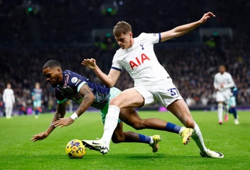 “Còng lưng” gánh hàng thủ, sao Tottenham được khen hết lời