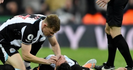 Khoảnh khắc rùng rợn của sao Newcastle trong trận thắng Arsenal | Bóng Đá