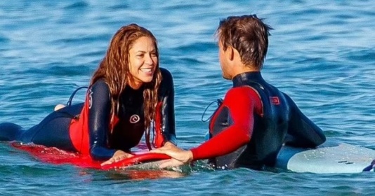 Shakira tắm biển cùng người đàn ông lạ mặt | Bóng Đá