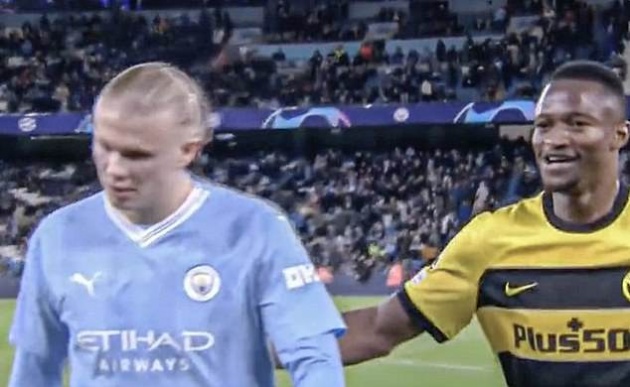 Young Boys defender Mohamed Ali Camara had the cheek to tát ask Erling Haaland for his shirt during the half-time break - Bóng Đá