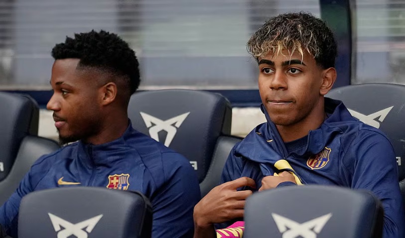Tiền đạo Barcelona tức giận khi tiếp tục bị Hansi Flick bỏ qua