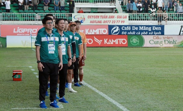 CĐV "tát vào mặt" HAGL