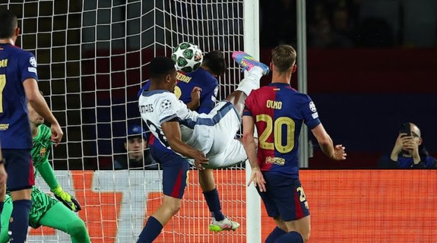 Dani Olmo bực tức khi bị thay ra trong trận gặp Inter Milan