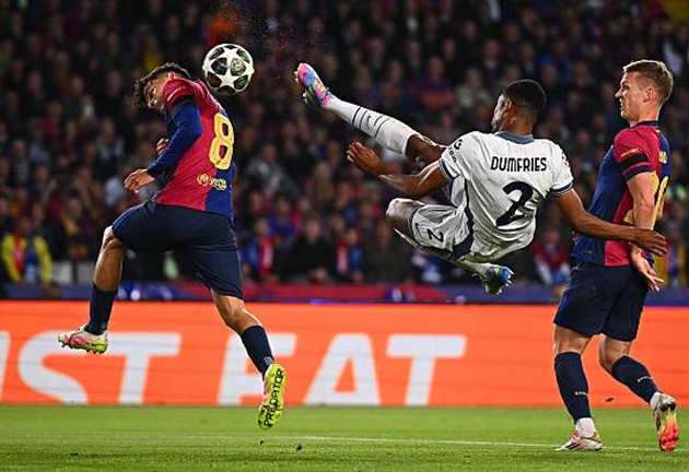 Ảnh minh họa cho bài viết về Barca 3-3 Inter: Ác mộng phạt góc; Yamal so kè với Dumfries