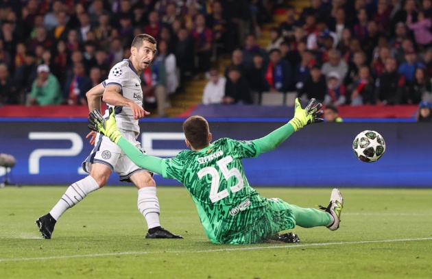 Mkhitaryan việt vị vài cm, Inter tiếc ngẩn ngơ