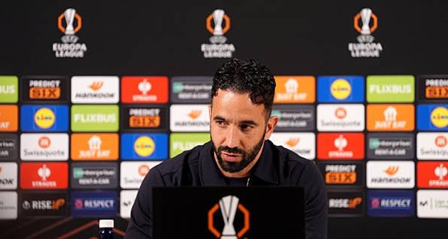 Ruben Amorim cũng khó hiểu với Manchester United