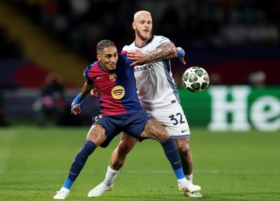 Raphinha: "Barca để thủng lưới nhiều như vậy là không thể chấp nhận được"