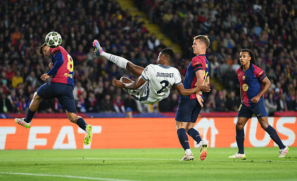 Barca, Inter và tính hỗn loạn của bóng đá hiện đại
